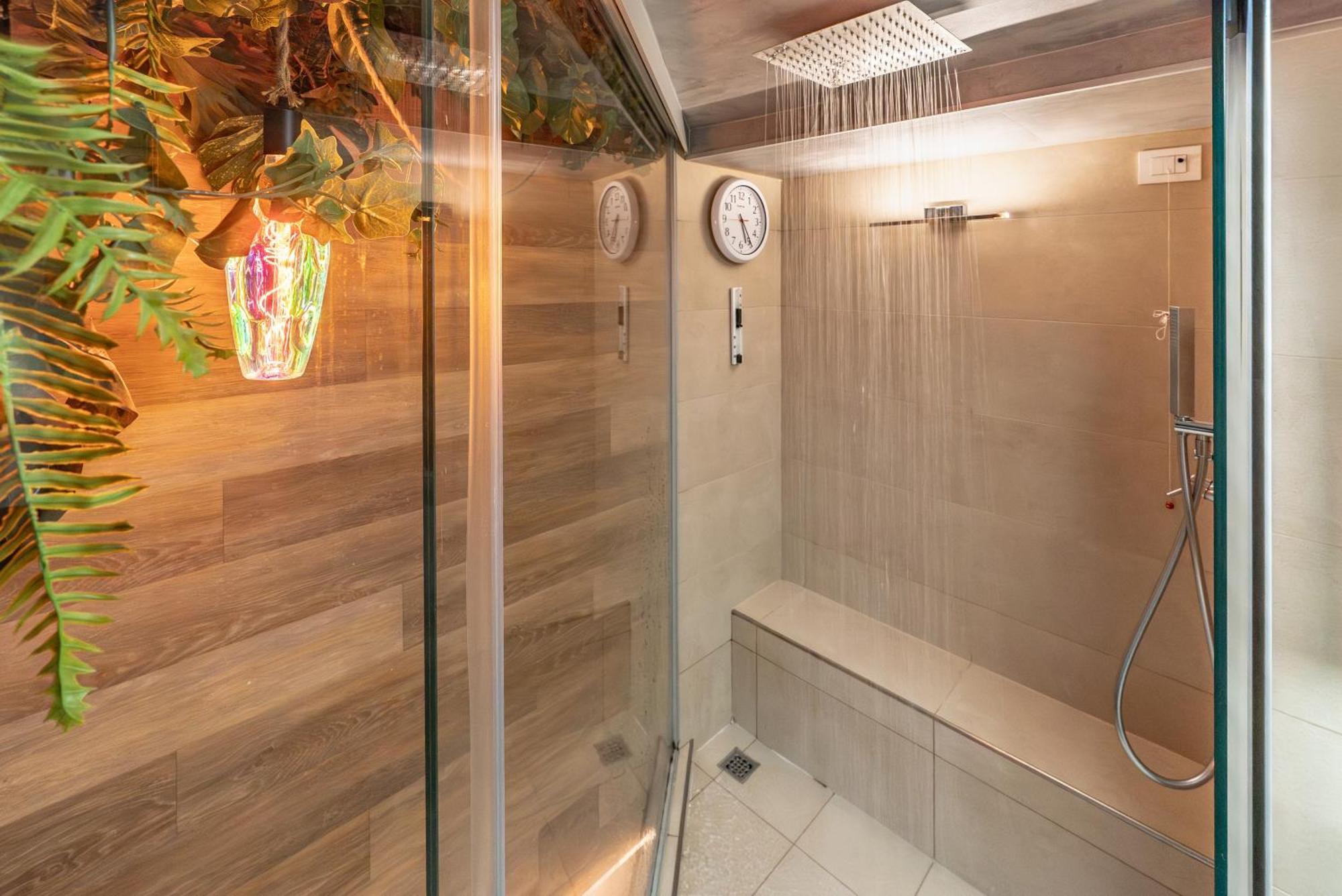 Luxe & Central Haven - Jacuzzi, Sauna, Steam, Private Parking كومو المظهر الخارجي الصورة