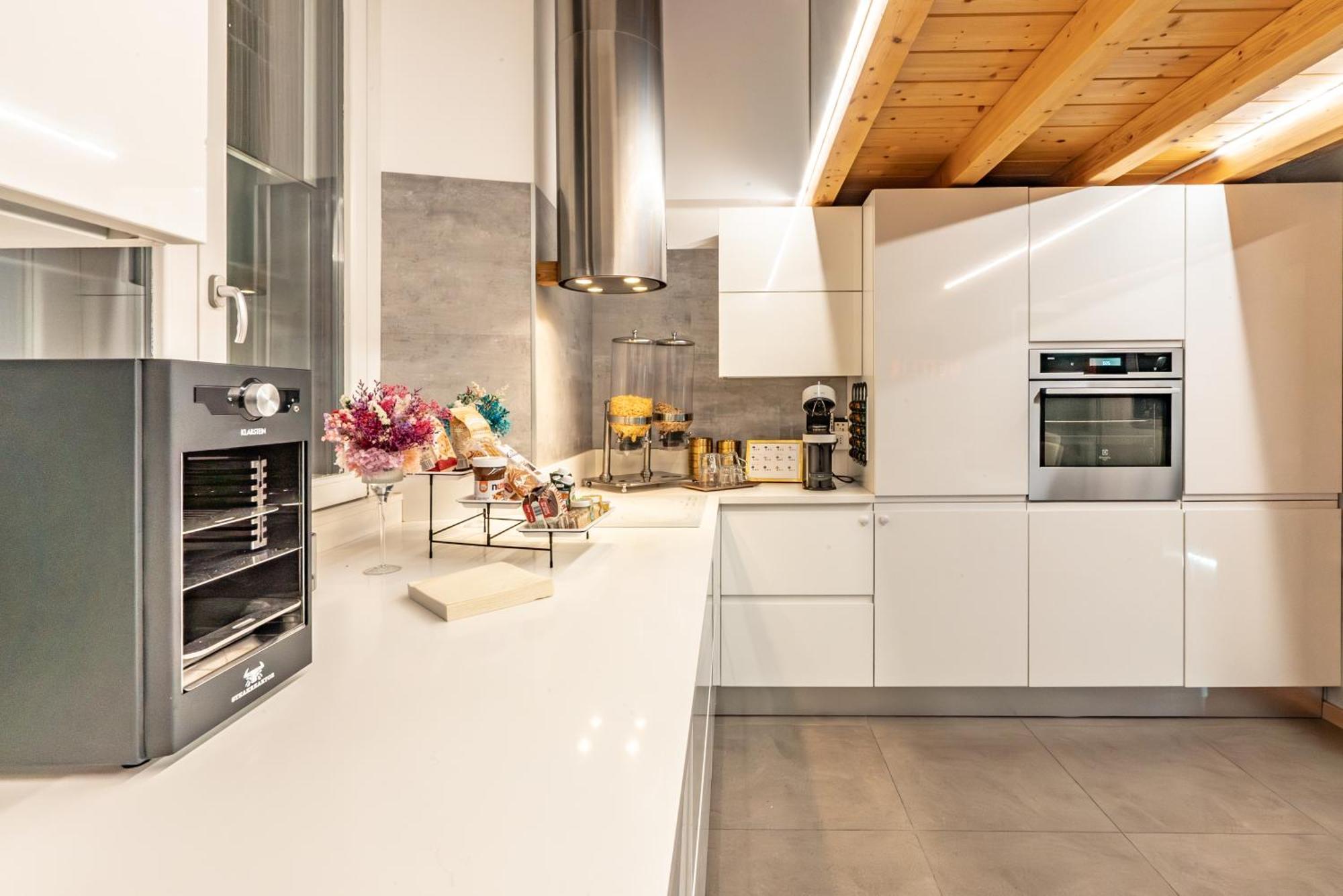 Luxe & Central Haven - Jacuzzi, Sauna, Steam, Private Parking كومو المظهر الخارجي الصورة