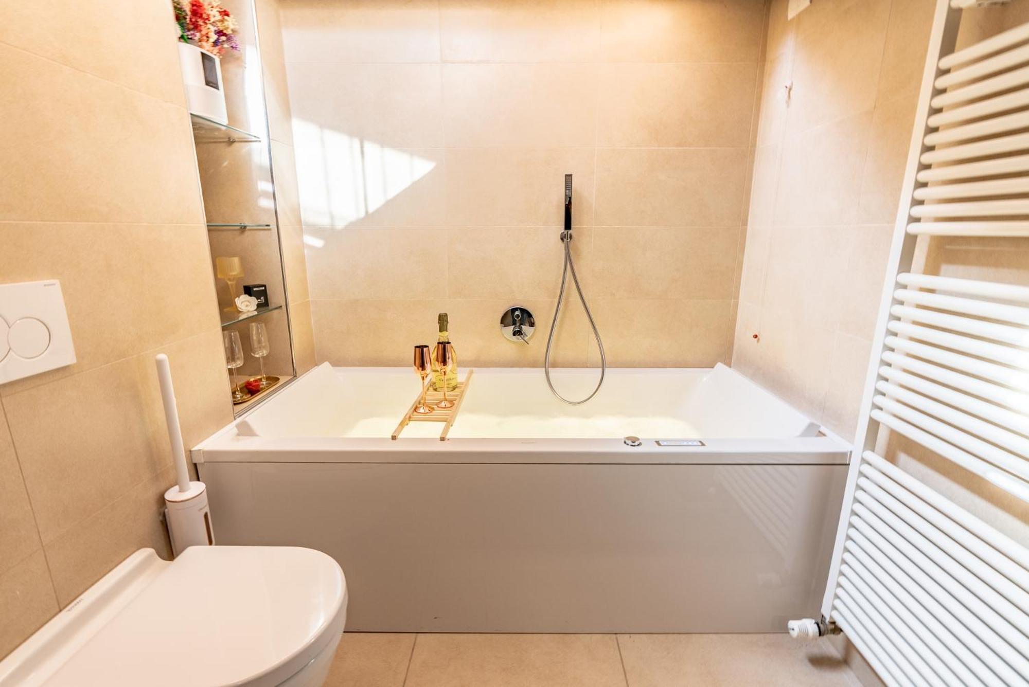 Luxe & Central Haven - Jacuzzi, Sauna, Steam, Private Parking كومو المظهر الخارجي الصورة